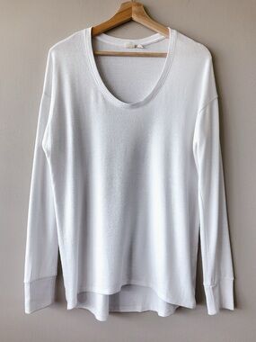 GAP Classic Women's White Long-Sleeve Scoop Neck Top medium shirt